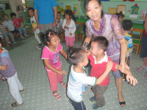 Kids are singing a kind of children's round song.